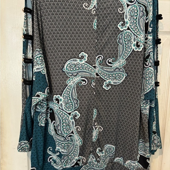 “ Perseption Women” NWOT Knit Top with Open Slit Sleeves With Button Details - Picture 2 of 7